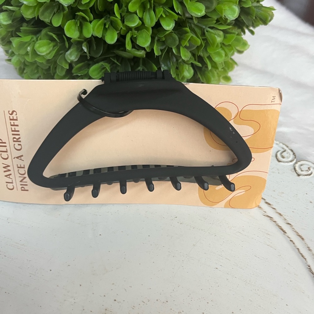 Free with purchase large black claw clip new